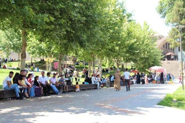 <p>Diyarbakır’da hava sıcaklığı 40 dereceyi aşınca sıcaktan bunalan vatandaşlar, sur diplerinde ve parklarda serinledi.</p>
<p> </p>