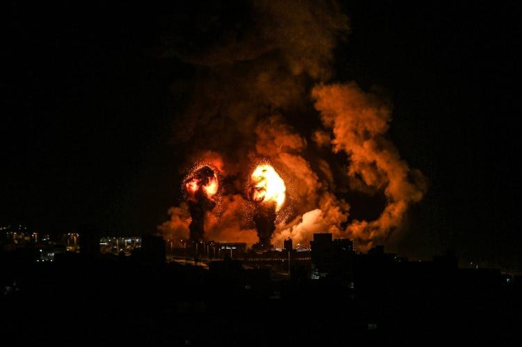 <p>İsrail savaş uçakları, Gazze kentinin bazı noktalarına hava saldırısı düzenledi. Filistinliler, saldırı sonrası bölgede oluşan hasarı inceledi.</p>
