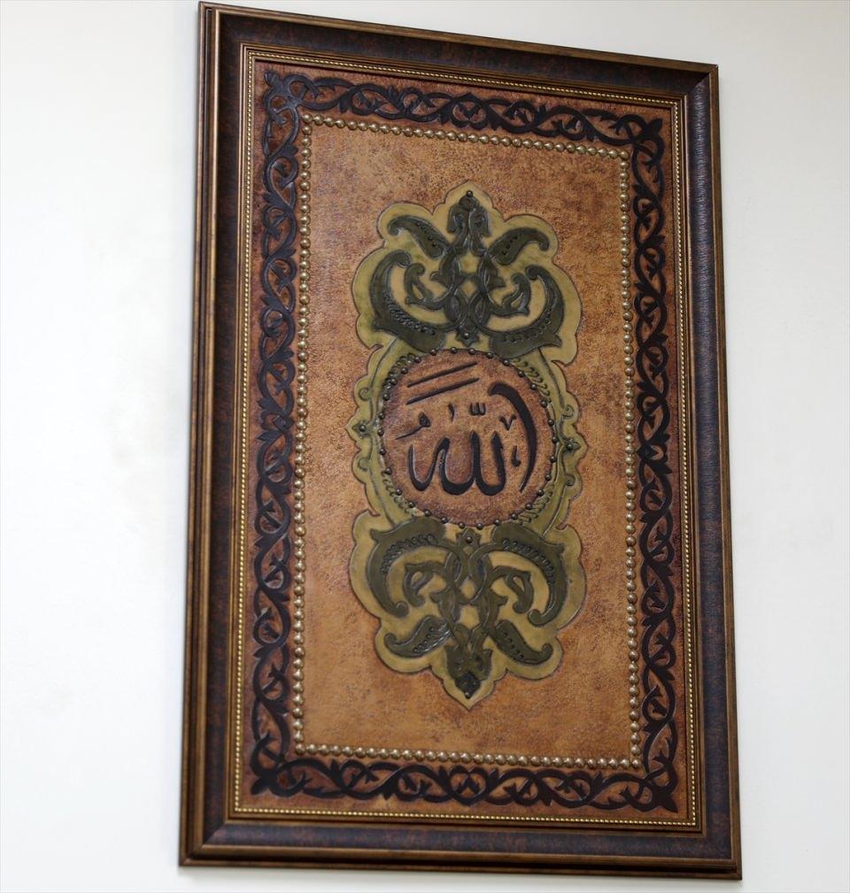<p><strong>- "Desen yoğunsa bir eserin tamamlanması 2-3 ay sürüyor"</strong></p>
<p>El sanatları öğretmeni Deniz Şenol, AA muhabirine, eserleri hazırlarken belirledikleri temalar üzerinden çalışma yaptıklarını söyledi.</p>
<p> </p>