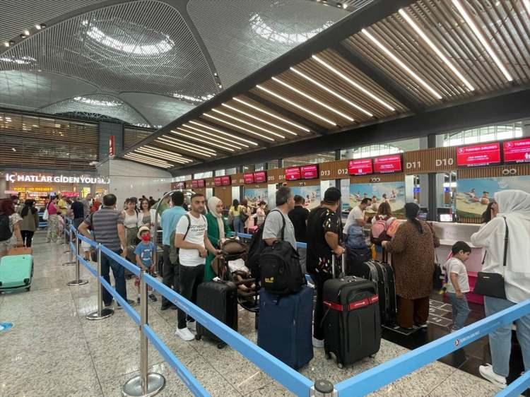 <p>NOT: Arife günü İstanbul-Bodrum uçuşu yaptım, Türk Hava Yolları’nın İstanbul’daki bekleme salonunda tahminen -son günlerde olağan hale gelen rötarlar nedeniyle- 3-4 bin kişiyle bir arada son derece sıkışık bir mekânda birlikte 3 saat geçirdim. Ve üzülerek söyleyeyim sadece ben dahil 6 adet maskeli yolcu saydım.</p>