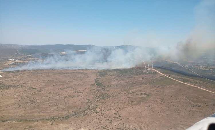 <p>İhbar üzerine, İzmir Orman Bölge Müdürlüğüne ait 2 uçak, 4 helikopter. 15 arozöz , 4 dozerle müdahale edilmeye başlandı.</p>