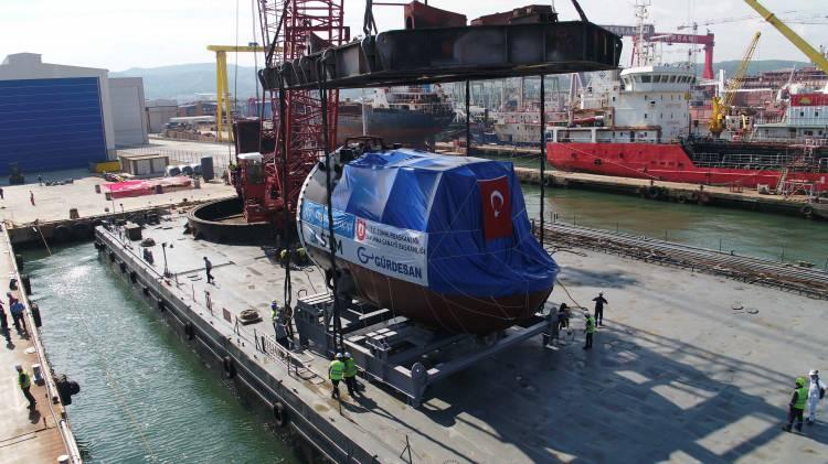 <p><strong>Yeni Tip Denizaltı Projesi</strong></p>
<p>SSB tarafından Deniz Kuvvetleri Komutanlığının ihtiyacı kapsamında Denizaltı Harekat Konsepti kriterlerini karşılamak üzere başlatılan proje kapsamında, 6 adet Reis sınıfı denizaltının Gölcük Tersanesi Komutanlığında azami ölçüde Türk sanayii katılımıyla inşa edilmesi amaçlanıyor. </p>