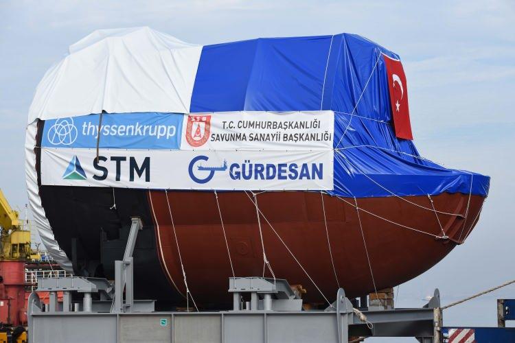 <p>Havadan Bağımsız Tahrik Sistemi ile donatılan Reis sınıfı denizaltılar, bu sayede satha çıkmaksızın haftalarca sualtında harekat yapabilme imkanına sahip olacak. Düşük sesli seyir yeteneğine sahip olan denizaltılar, gizlilik içinde uzun süre harekat icra edebilecek. Denizaltılar 68 metre uzunluğa, 2 bin tonun üzerinde ağırlığa ve 40 personel kapasitesine sahip olacak.</p>

