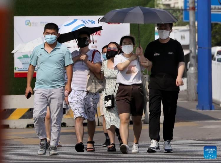 <p>Çin ajansı Xinhua'nın haberine göre, Meteoroloji bürosunca vatandaşlara, öğle saatlerinde açık havadaki faaliyetlerden kaçınmaları, aşırı terleme, baş dönmesi, halsizlik hissetmeleri halinde, kalp krizi riskini önlemek için, havalandırmalı yerde beklemeleri ve tuzlu su içmeleri tavsiye edildi.</p>

<p> </p>
