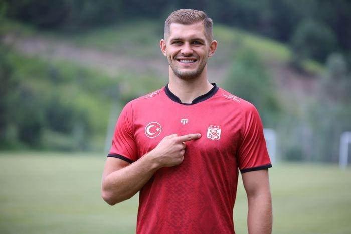 <p><strong>Karol Angielski (Forvet)</strong></p>

<p>Radomiak -> Sivasspor</p>

<p><strong>Bonservis: </strong>Açıklanmadı</p>
