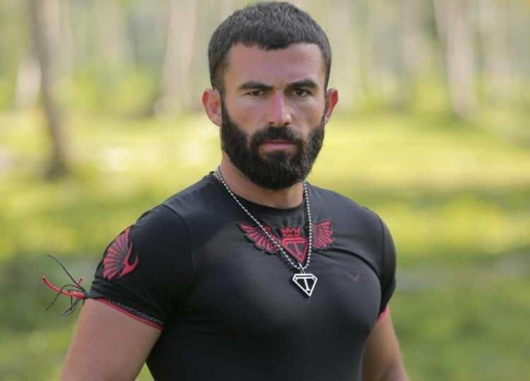 <p><strong>Survivor 2014 ve 2015'de mücadele ederek peş peşe şampiyon olan Turabi Çamkıran, sosyal medya hesabından yaptığı paylaşımlarla adından söz ettirmeye devam ediyor</strong></p>

<p> </p>
