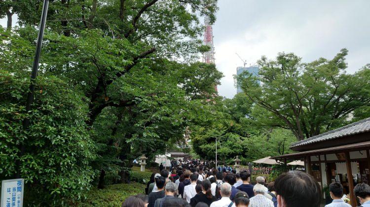 <p>Japonya'da geçtiğimiz Cuma günü seçim konuşması yaptığı Nara şehrinde silahlı saldırıya uğrayarak hayatını kaybeden Eski Japonya Başbakanı Shinzo Abe için ülkenin başkenti Tokyo'da cenaze töreni düzenlendi</p>
