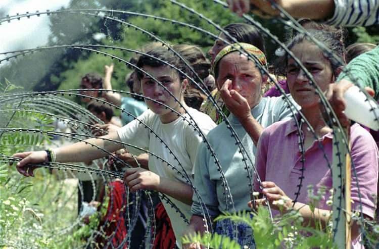 <p><span style="color:#000000"><strong>1992 yılında bağımsızlığını ilan Bosna-Hersek, 1991 yılında Hırvat güçleri ve Yugoslav askerleri arasında çıkan çatışmalarda arada kaldı. Dolayısıyla Bosna Hersek de savaşa girmiş oldu.</strong></span></p>
<p><a href="https://www.yasemin.com/"><span style="color:#FFFFFF"><strong>(Yasemin.com)</strong></span></a></p>