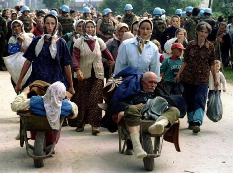 <p><span style="color:#000000"><strong>Kimi Bosnalı Müslümanların göç etmek zorunda kaldığı bu savaşta, binlerce kişi işkencelere maruz kalarak katledilirken birçok kadın da tecavüze uğrayarak öldürüldü.</strong></span></p>
<p><a href="https://www.yasemin.com/"><span style="color:rgb(240, 248, 255)"><strong>(Yasemin.com)</strong></span></a></p>
<p> </p>