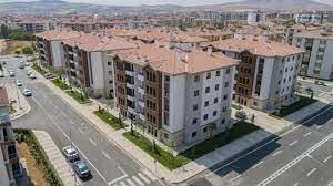 <p><strong>SİİRT:</strong> Şehir genelinde 160 konut kuralı satışa sunuluyor. Fiyatlar 396 bin liradan taksitler 1.649 TL'den başlıyor.</p>