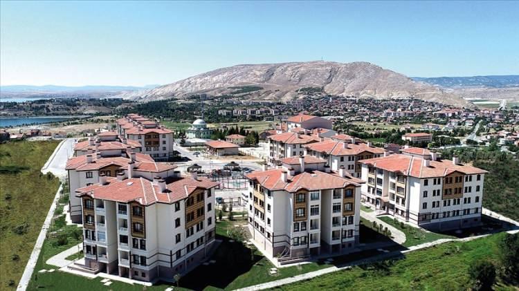 <p><strong>ÇORUM: </strong>139 konuta vatandaşlar 453 bin liradan başlayan fiyatlar ve 1.888 TL'den başlayan taksitlerle sahip olabilecekler.</p>