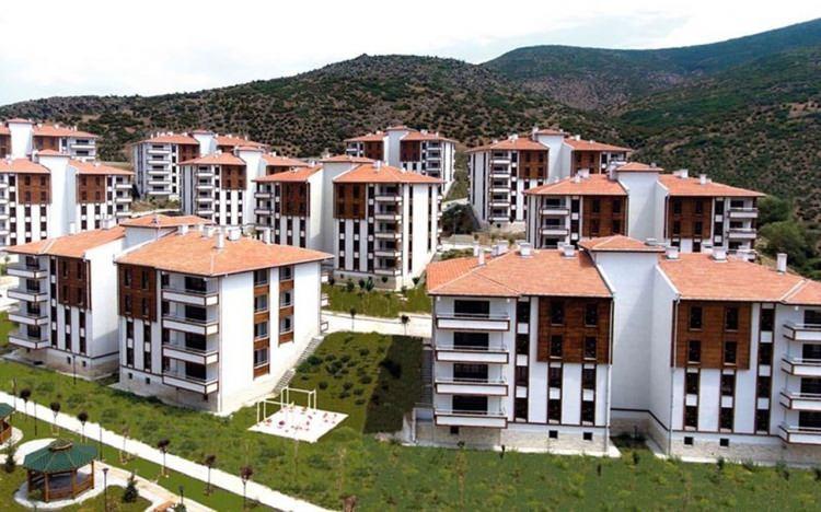 <p><strong>YOZGAT: </strong>Çandır projesindeki 14 konutun fiyatı 163 bin liradan başlarken taksitler ise 2.239 TL'den başlayacak.</p>