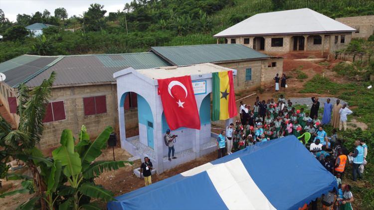 <p>Kurban Bayramı yardımları dolayısıyla Gana’da bulunan TDV yetkilileri, yoksul bölgelere ulaşarak yerel halka bayram sevinci yaşattı.</p>

