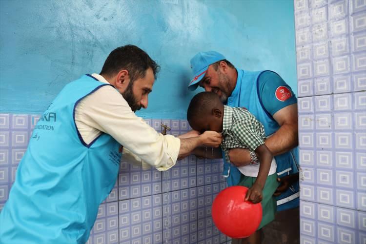 <p>Eski tip su kuyularının aksine sondaj kuyularında su, 50-500 metre derinlikten çıkartılıyor ve böylelikle uzun ömürlü temiz suya erişiliyor. Su kuyularının tepesinde bulunan güneş enerjisi panelleri ve jeneratör, 9 musluğun kesintiye uğramadan çalışmasını sağlıyor.</p>
