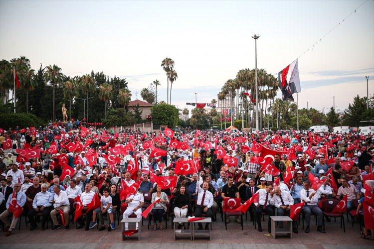 <p><strong>MERSİN</strong></p>

<p>Mersin'de, 15 Temmuz Demokrasi ve Milli Birlik Günü dolayısıyla "Anma Yürüyüşü" etkinliği düzenlendi. Millet Bahçesi'nin Yenişehir ilçesindeki etabı önünde toplanan vatandaşlar, Türk bayraklarıyla Cumhuriyet Alanı'na yürüdü.</p>

<p> </p>
