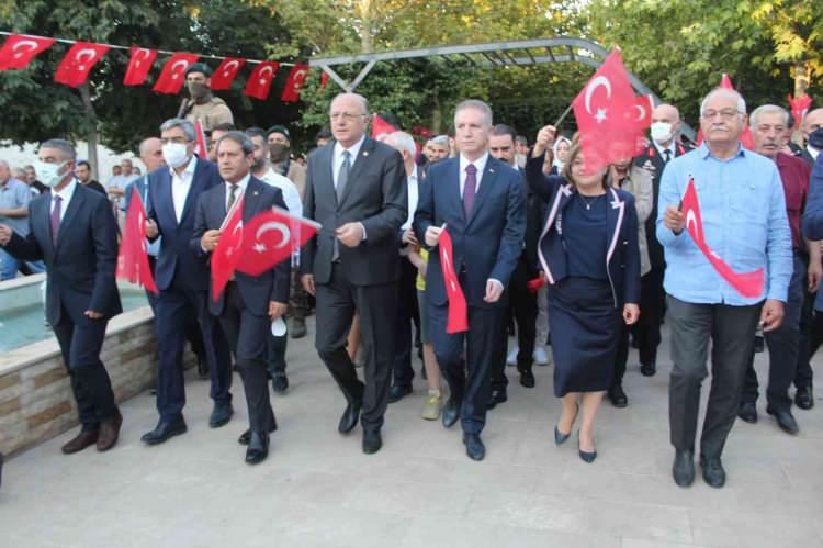 <p><strong>GAZİANTEP</strong></p>
<p>Gaziantep'te, 15 Temmuz Demokrasi ve Milli Birlik Günü dolayısıyla 15 Temmuz Demokrasi Meydanı'nda program düzenlendi.</p>
<p></p>
