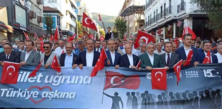 <p><strong>BURSA</strong></p>

<p>Bursa’da binlerce kişi ellerinde Türk Bayrakları Mehter Takımı’nın kahramanlık türküleri eşliğinde ’15 Temmuz Demokrasi ve Bayrak Yürüyüşü’nde buluştu. Bursa protokolü Bursa Valiliği önünden 15 Temmuz Demokrasi Meydanı’na mehter marşları eşliğinde vatandaşlarla birlikte yürüdü.</p>
