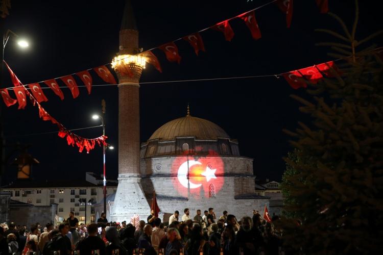 <p><strong>SİVAS</strong></p>

<p>Sivas'ta, 15 Temmuz Demokrasi ve Milli Birlik Günü dolayısıyla Atatürk Kongre Müzesi Bahçesi'nde tören düzenlendi.</p>

<p>​</p>
