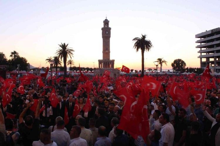 <p><strong>İZMİR</strong></p>
<p>15 Temmuz Demokrasi ve Milli Birlik Günü, İzmir’de binlerce kişinin katılımıyla anılmaya başlandı. Kadın, erkek, genç, yaşlı çok sayıda kişi ellerinde Türk bayraklarıyla Konak Meydanı alanını doldurdu.</p>
<p> </p>