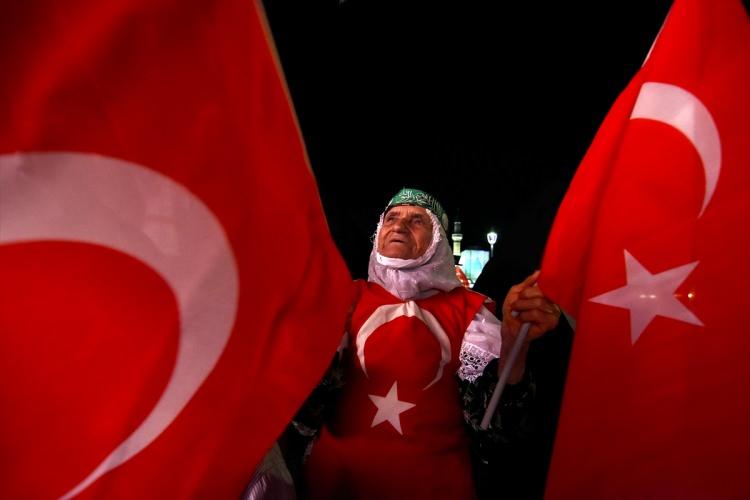 <p><strong>KONYA</strong></p>
<p>Konya'da, 15 Temmuz Demokrasi ve Milli Birlik Günü dolayısıyla Mevlana Meydanı'nda program düzenlendi. Bayraklarla alanı dolduranlar, programa coşkuyla eşlik etti.</p>
<p> </p>