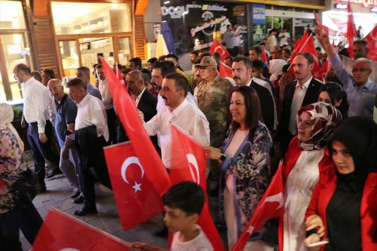 <p><strong>SİİRT</strong></p>
<p>Siirt'te 15 Temmuz Demokrasi ve Milli Birlik Günü dolayısıyla 15 Temmuz Demokrasi Meydanı'nda etkinlik düzenlendi. Vatandaşlar, etkinliklere ilgi gösterdi.</p>
<p> </p>