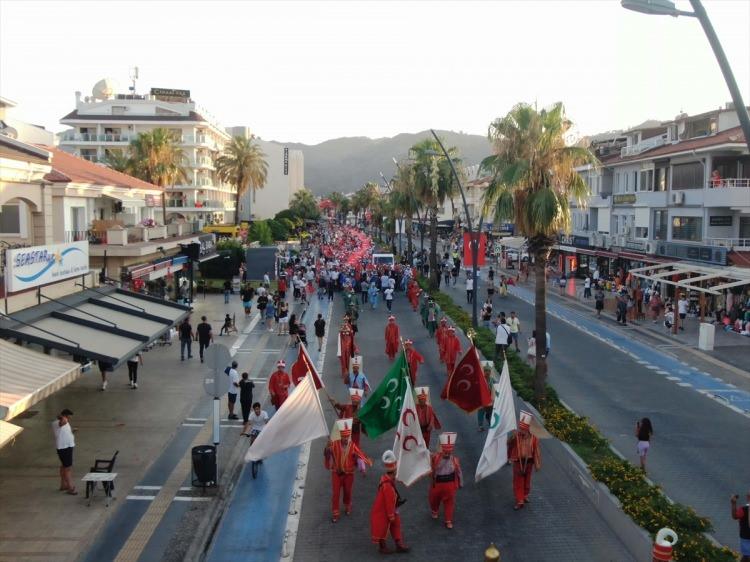 <p><strong>MUĞLA</strong></p>

<p>15 Temmuz Demokrasi ve Milli Birlik Günü etkinlikleri kapsamında, Fetullahçı Terör Örgütü'nün (FETÖ) hain darbe teşebbüsü sırasında Cumhurbaşkanı Recep Tayyip Erdoğan'a yönelik suikast girişiminde bulunulan Muğla'nın Marmaris ilçesinde yürüyüş düzenlendi.Kemal Seyfettin Bulvarı'nda toplanan vatandaşlar ve protokol üyeleri, daha sonra mehter takımı eşliğinde ellerinde Türk bayrakları ile Atatürk Meydanına ulaştı.</p>
