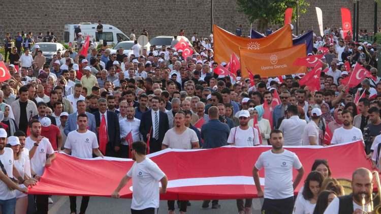 <p>DİYARBAKIR</p>

<p> </p>

<p>Diyarbakır’da 15 Temmuz Milli Birlik ve Beraberlik Günü 6. yıl dönümü nedeniyle Sur ilçesi terörün yakıp yıktığı Kurşunlu Cami olarak bilinen Fatih Paşa Cami önündeki Kurşunlu Meydanı'nda etkinlik düzenlendi.</p>
