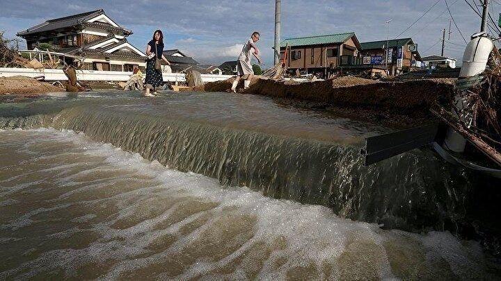 <p>Japonya’nın birçok kesiminde dün akşam itibariyle etki gösteren şiddetli yağışlar hayatı olumsuz etkiledi.</p>
