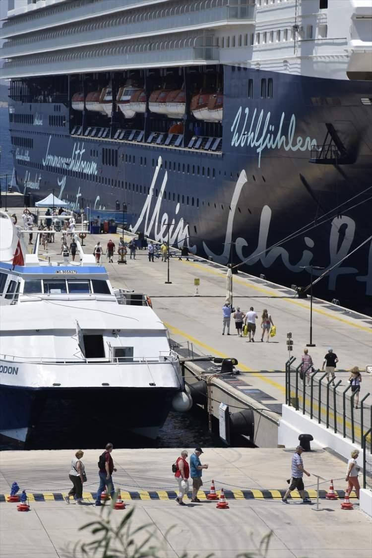 <p>Bodrum Cruise Port İskelesi'ne yanaştırılan gemide, çoğunluğu Alman uyruklu 1547 yolcu ile 720 personel bulunduğu bildirildi.</p>