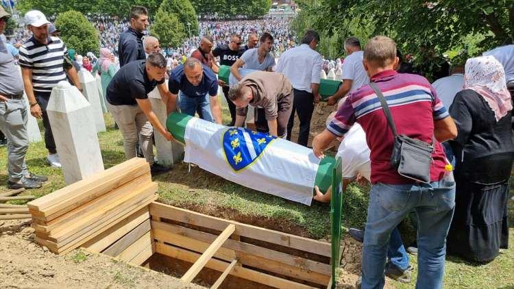 <div>Savaşın ardından kayıpları bulmak için başlatılan çalışmalarda toplu mezarlarda cesetlerine ulaşılan kurbanlar, kimlik tespitinin ardından her yıl 11 Temmuz'da Potoçari Anıt Mezarlığı'nda düzenlenen törenle toprağa veriliyor.</div>

<div> </div>
