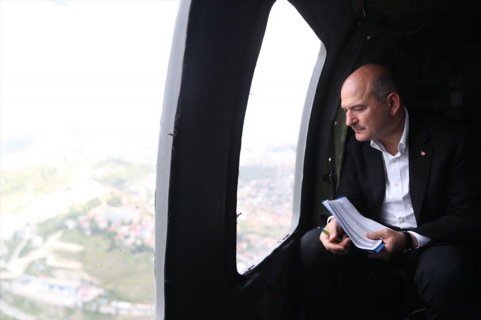 <p>Kurban Bayramı tatili dönüşü trafik denetimlerine katılmak için Bolu'nun Gerede ilçesindeki Karadeniz Bağlantı Yolu'na gelen İçişleri Bakanı Süleyman Soylu, helikopterle bölgede inceleme yaptı.</p>
<p> </p>