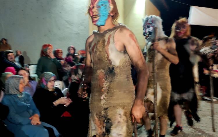 <p>Yüzümüze maske takıp elimize balta ve veya hayvan boynuzu alarak etkinlik için meydanda toplanan kişileri tek tek korkutuyoruz. Bu geleneği yaşatıyoruz ve yaşatmaya devam edeceğiz" dedi.</p>