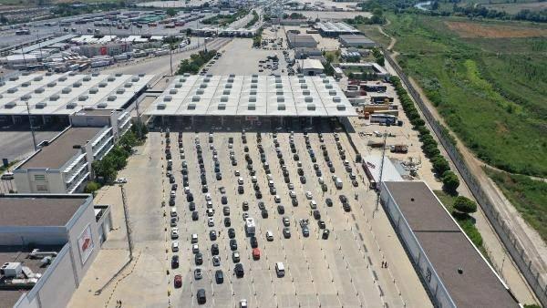 <p>Trakya Gümrükler ve Dış Ticaret Bölge Müdürlüğü verilerine göre, Kapıkule, Hamzabeyli ile Yunanistan'a açılan Pazarkule ve İpsala ile Kırklareli'nden Bulgaristan'a açılan Dereköy sınır kapılarından 25 Haziran'dan bu yana ülkeye 750 bine yakın gurbetçi giriş yaptı.</p>

