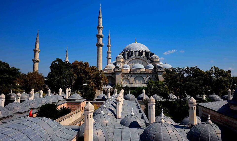 <p><strong>MİHRİMAH SULTAN CAMİ'NDEKİ KUYULAR</strong><br />
 </p>

<p>Mimar Sinan'ın, Kanuni Sultan Süleyman'ın kızına aşkını anlatmak için yaptığı Mihrimah Sultan Camii'nin 10 yıldır süren bakım ve onarım çalışmaları sırasında, ünlü mimarın bir mühendislik sırrı daha gün yüzüne çıktı.</p>
