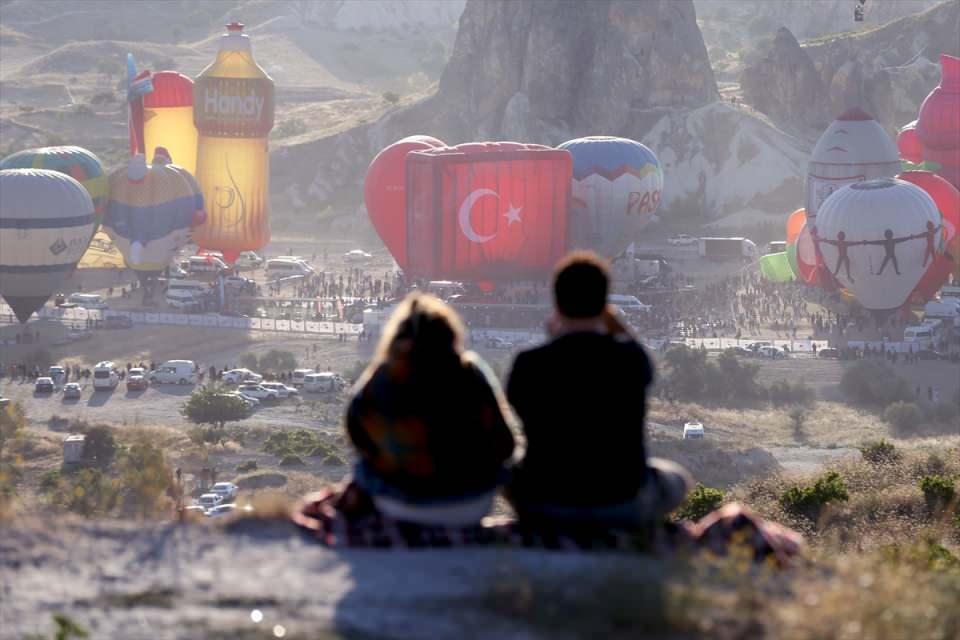 <p>Bazı ziyaretçiler, festival alanına yakın yamaçta bir vinçe kurulan salıncakta, balon manzarasını kullanarak fotoğraf çektirdi.</p>
<p> </p>