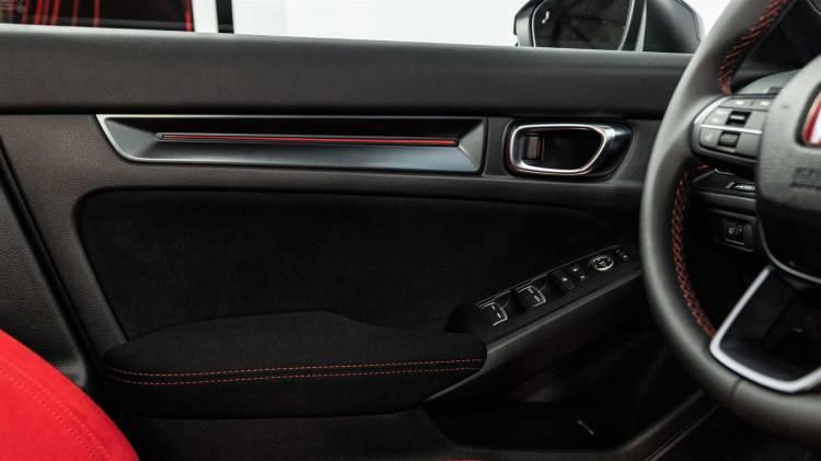 <p>Yüksek performanslı hatchback modeli olan Type R'ın 25'inci yılını ve efsanevi Civic'in 50'nci yılını kutlayan Honda, 2023 yılının başından itibaren Avrupa'da satışa sunulacak olan yeni nesil Civic Type R modelini tanıttı.</p>

<p> </p>
