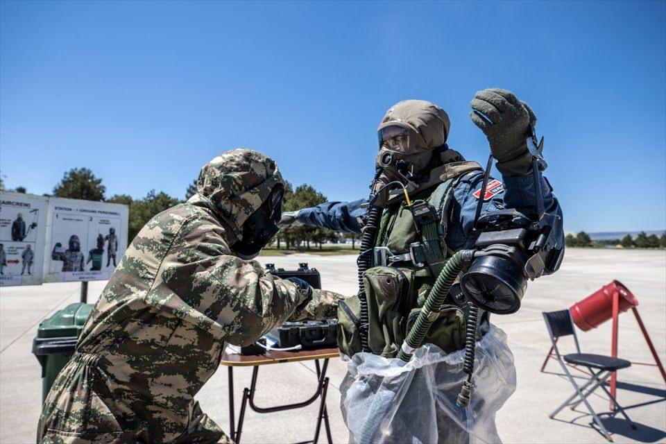 <p>MT16 Dekontaminasyon Sistemi aracılığıyla püskürtülen solüsyonla jetin temizlenmesinin ardından pilot, özel maske ve koruyucu elbiseyle uçaktan tahliye edildi.</p>
<p> </p>