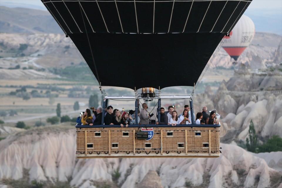 <p>Bölgede binlerce yıl önce yer altına oyularak yapılan Derinkuyu, Kaymaklı, Mazı, Tatlarin başta olmak üzere çeşitli yer altı şehirlerini ziyaret eden turistler, metrelerce aşağıya inerek geçmişin yaşam izlerine tanıklık ediyor.</p>
<p> </p>