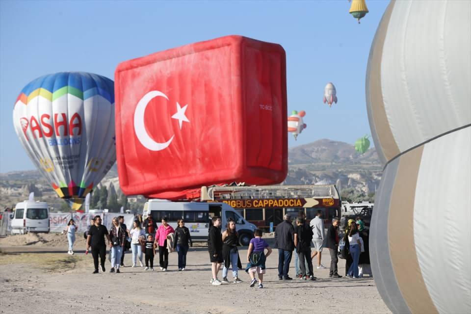 <p>Uçuş için pilotların ön hazırlıklarının ardından peş peşe yükselen sıcak hava balonları, Göreme beldesi çevresindeki peribacaları üzerinde yaklaşık 40 dakika havada süzüldü.</p>
<p> </p>