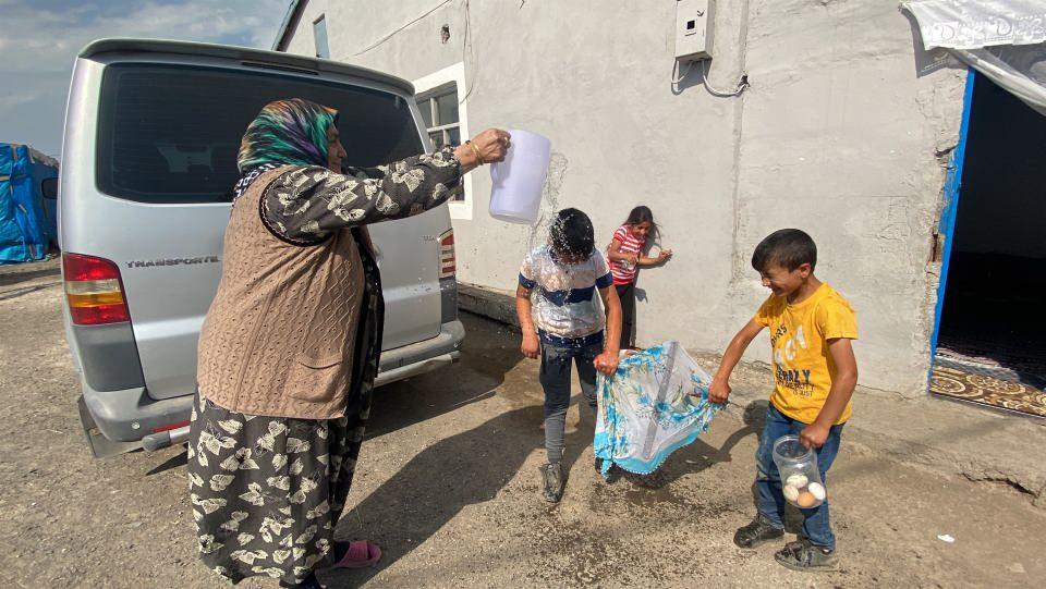 <p>Yaz mevsiminin en sıcak günlerini yaşayan Digor ilçesine bağlı Yaylacık köyünde, ekinler kuruma noktasına gelince yağmur yağması için asırlık bir gelenek olan 'yağmur gelini' oyunu oynandı. </p>