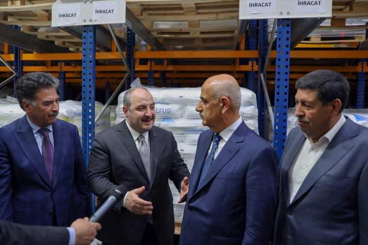 <p>Varank, Tezkim'in halihazırda ciddi bir ihracat potansiyeli olduğuna dikkati çekerek, şunları kaydetti:</p>
<p> </p>
<p>"Bu ihracatı artırmış olacaklar. Tabii bu tesislerin ve bu yatırımların Türkiye'de yapıldığını görmek bizi mutlu ediyor. Türkiye'de biliyorsunuz, Sayın Cumhurbaşkanımızın liderliğinde bir mottoyla hareket etmeye çalışıyoruz. 'Yatırım, istihdam, üretim ve ihracat.' İşte, Tezkim'in bu tesisi de aslında bu 4 şartı da sağlayan, Türkiye'de üretilmeyen, katma değerli sitrik asidi üreten bir tesis. Tabii bu tip yatırımların önünü açmaya devam etmek istiyoruz."</p>
<p> </p>
<p> </p>