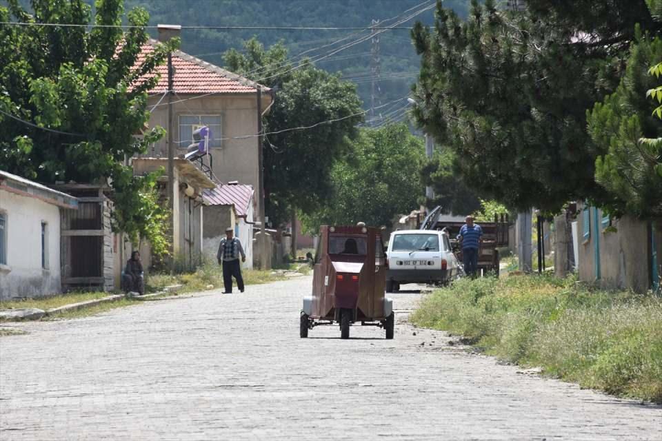 <p> Annem bütün işlerini bu araçla yapıyor. Annem yorulmasın diye yaptım. Yaşı 72 oldu. Dizleri de tutmuyor."</p>
