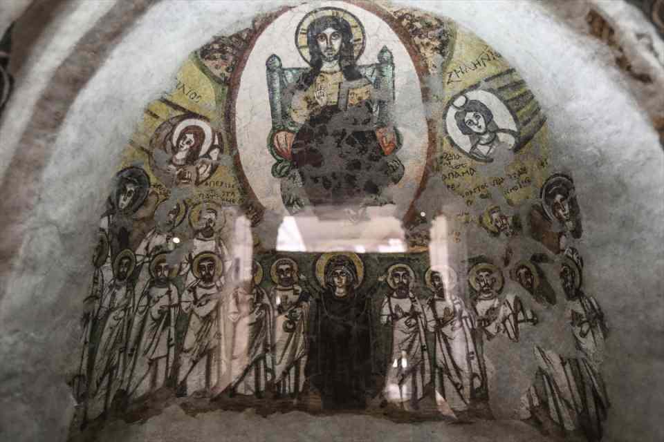 <p><strong>- Müze "Kutsal Aile"nin Mısır’a yolculuğuna ait eserleri de barındırıyor</strong></p>

<p>Kıpti Müzesi'nde Hristiyanların “Kutsal Aile” olarak nitelendirdiği Hazreti İsa, annesi Hazreti Meryem ve Aziz Yusuf’un Mısır’a yaptıkları yolculuktan günümüze ulaşan bazı eserler de yer alıyor.</p>
