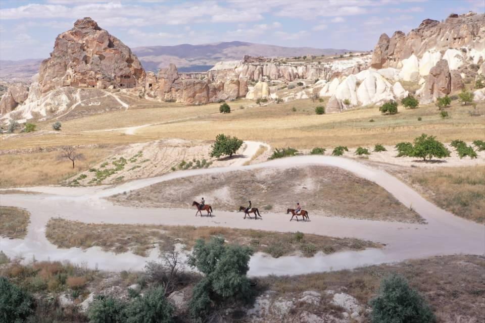 <p>Buradaki atmosfer ve aktivitelerden dolayı Kapadokya'da ortalama iki gün olan konaklama süresi yavaş yavaş üç, dört güne çıkıyor."</p>