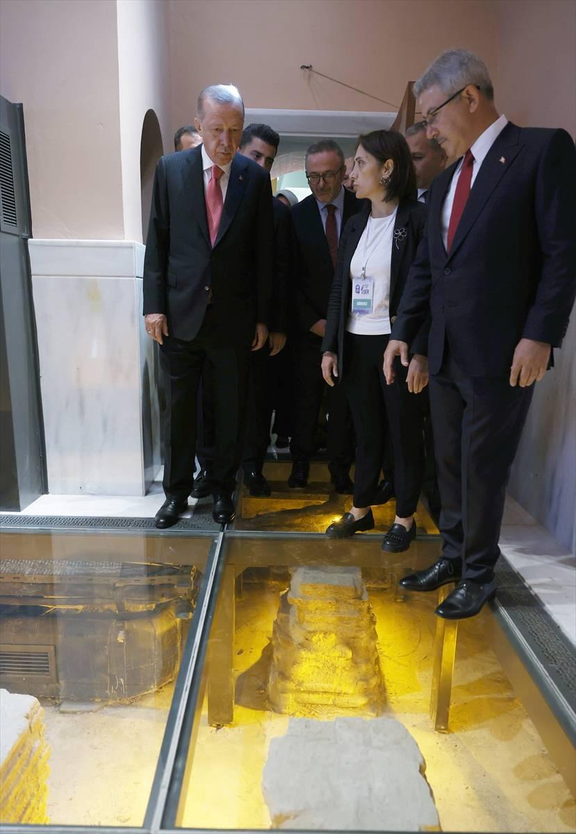 <p>Cumhurbaşkanı Erdoğan, törenin ardından Eyüp Sultan Türbesi ve Hamam Müzesini ziyaret etti.</p>
