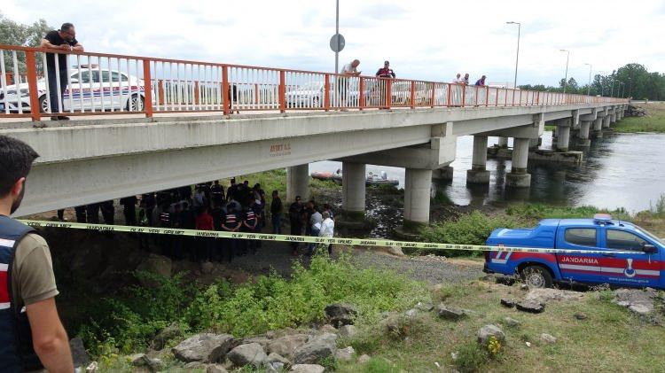 <p>KAYBOLDUĞU YERDEN 5 KM UZAKLIKTA BULUNDU</p>

<p>Kaybolduğu yerden yaklaşık 5 kilometre uzaklıkta bulunan Emine Ayhan'ın cesedi polis botuyla karaya çıkartıldı.</p>
