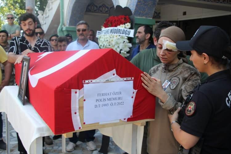 <p>Törene, eşinin özel harekat üniformasını giyerek katılan Sümeyye Özer, tabuta sarılarak gözyaşı döktü.</p>
<p> </p>