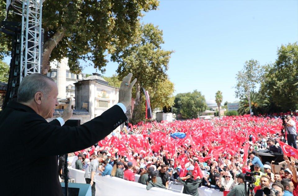 <p>Erdoğan, küresel üretim ve tedarik sistemlerinde yaşanan tıkanıklıkların, Türkiye'nin yatırım, istihdam, üretim, ihracat ve cari fazlayla büyüme üzerine kurulu ekonomi programının doğruluğunu teyit ettiğini dile getirerek, "Kardeşlerim biraz sonra Dolmabahçe'deki Başkanlık Köşkü'nde inşallah Birleşmiş Milletler Genel Sekreteri'nin de katılımıyla, Rusya, Ukrayna temsilcilerinin katılımıyla birlikte tarım koridoruyla alakalı, hububat meselesiyle alakalı sıkıntıları aşarak imzalar atılacak ve bu imzalarla birlikte dünyaya müjdeyi vereceğiz." ifadelerini kullandı.</p>

<p> </p>
