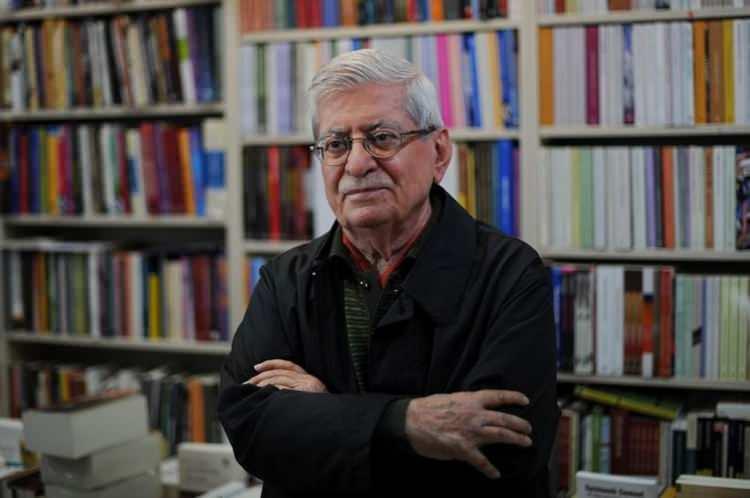 <p> İlk kez 16 yaşındayken hikayesini yayınlattı. Varlık Dergisine yazdığı 'Akarsu' isimli hikayesi sanat hayatının profesyonel anlamdaki ilk adımı oldu. Bu adımın ardından Rasim Özdenören'e sanat adına çok sayıda kapı açıldı. </p>
<p> </p>