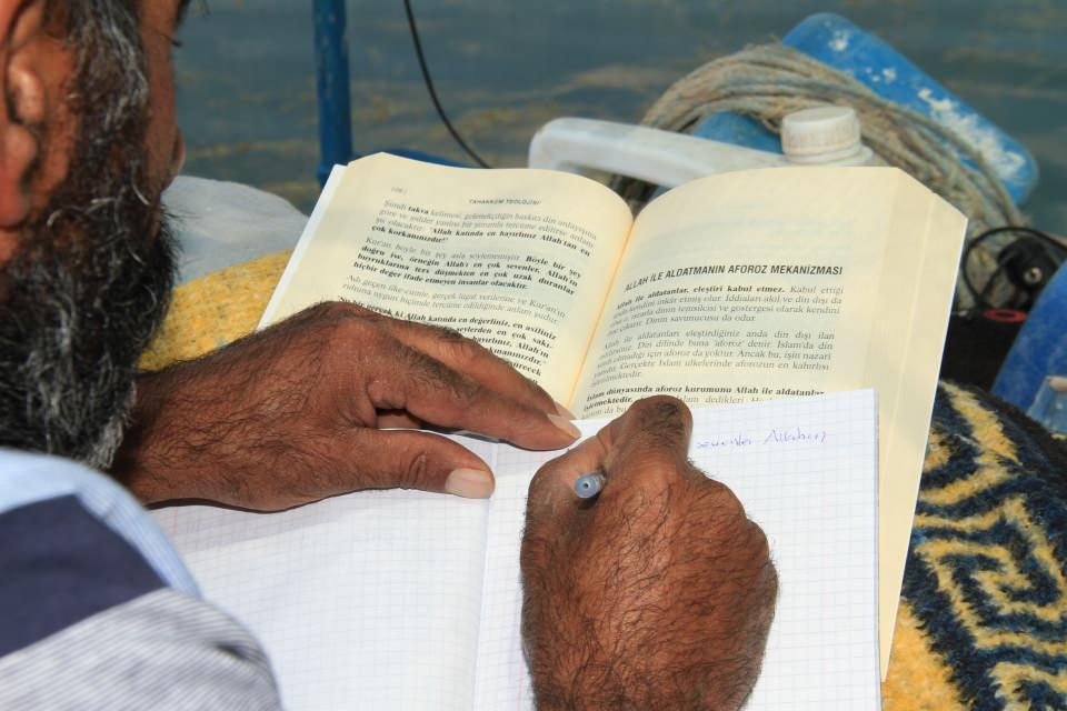 <p>Küçük çocuğum beni örnek alıp benimle birlikte ders çalışıyor. Çocuklarım Elazığ merkezde okuyor, ben de işlerimden dolayı köyde kalıyorum. Merkeze çocuklarımın yanına gittiğim zaman küçük oğlum Furkan ile birlikte oturup ders çalışıyoruz. Ben okuduğum zaman o da bana bakıp okuyor. Çok uzun yıllardır balıkçılık ile uğraşıyorum. Günümün çoğu gölün üstünde geçiyor. Balık sezonu bittiği zaman benim kuzular var, onların çobanlığını yapıyorum. </p>